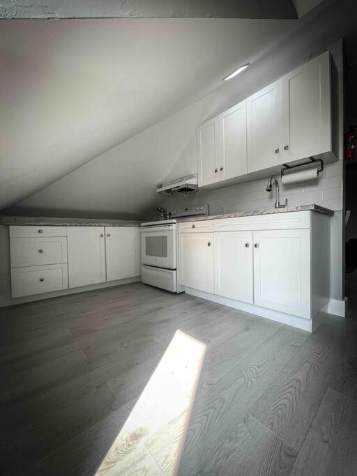 Unique Modern Luxury 2 Bedroom Apartment Rental Chapleau 외부 사진